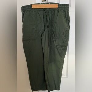 Women’s Merona green cropped pants.